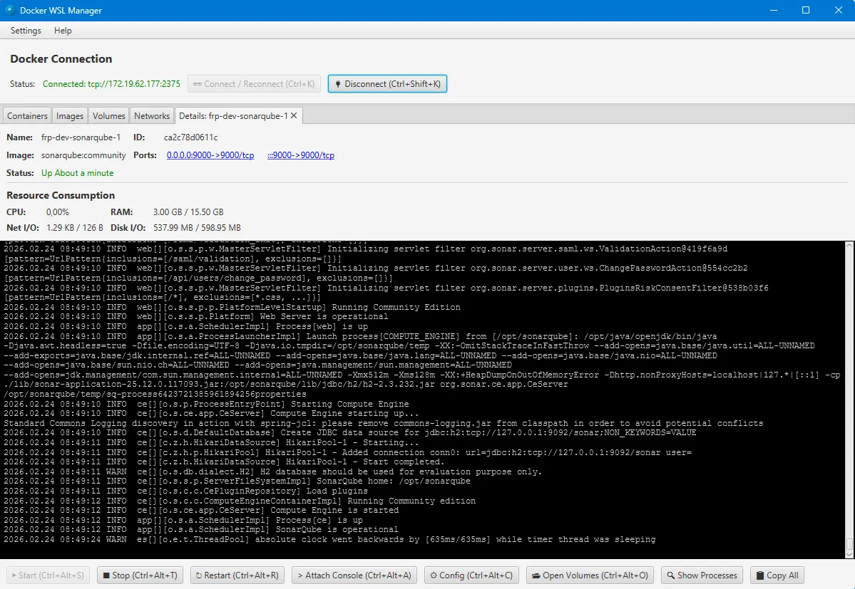 Detail kontejneru v Docker WSL Manageru s využitím CPU, paměti, sítě a disku nad živým výpisem logu.